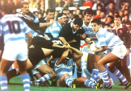 De Banco Nación a los Pumas: Fabio "Aguja" Gómez abriendo juego a Hugo Porta en uno de los recordados choques con los All Blacks. También están Chapa Branca, Sergio Carossio, Diego Cash, José Mostany y Serafín Dengra (en el piso