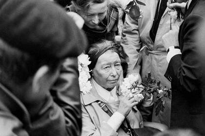 De Beauvoir se desvaneció durante el funeral del Sartre; la escritora e intelectual moriría casi exactamente 6 años después, el 14 de abril de 1986.