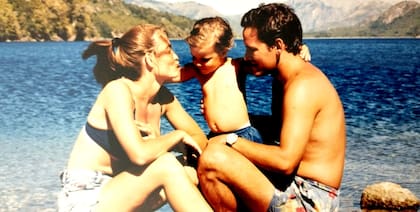 De bebé, con su mamá y su papá.