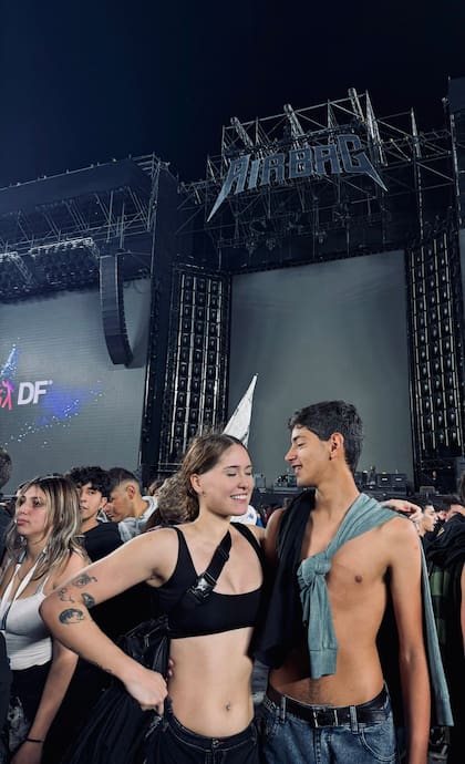 De beso en el recital a la sorpresa inesperada: los detalles de la historia viral (Captura: X)