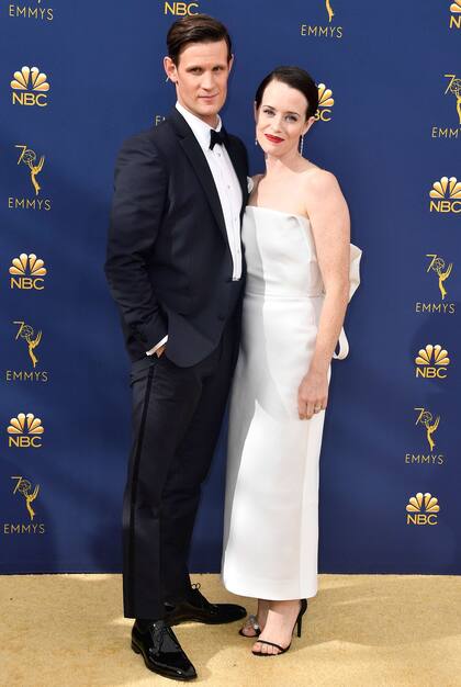 De blanco, con un diseño de Calvin Klein, Claire Foy junto a su coprotagonista en The Crown, Matt Smith, ingresó a la alfombra de los Emmy