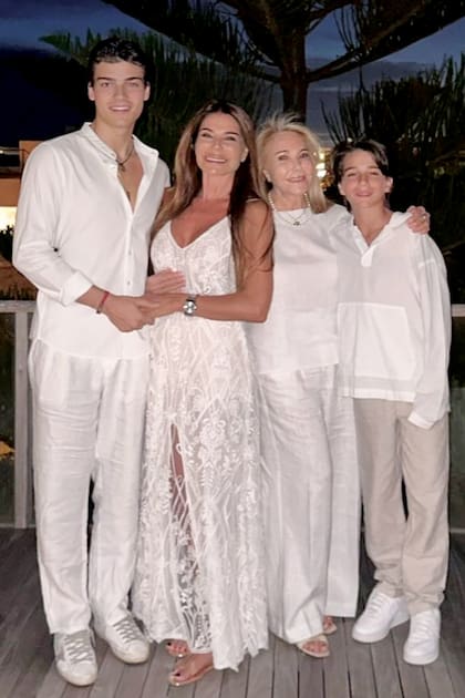 De blanco en la
noche del 31 de
diciembre, junto
a sus nietos Luca
y Malek, y su hija.