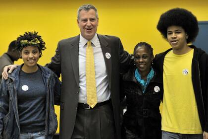 De Blasio está casado con Chirlane, una afroamericana ex lesbiana seis años mayor que él y es padre de dos hijos adolescentes Chiara y Dante