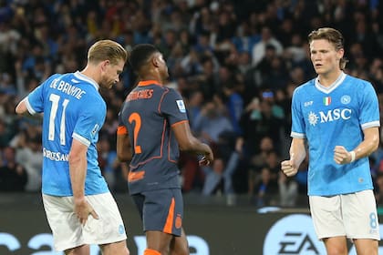De Bruyne ya marcó el penal y se toma el muslo derecho