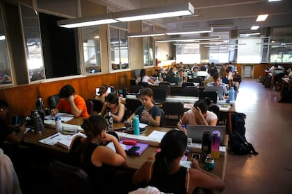 De cada 100 ingresantes en 2019, en 2023 se graduaron 23 en la Argentina, contra 38 en Brasil y 76 en Chile