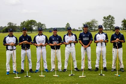 De camiseta mayormente blanca; La Dolfina, el campeón; con azul dominante, La Dolfina PR, el retador "amigo"; Cambiaso cree que es un 75% u 80% de los caballos del equipo II de Cañuelas lo que él le presta.