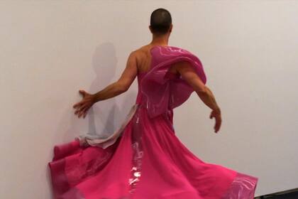 De Canadá llega "Deluxe", un híbrido entre danza y performance creado por un artista formado en los circuitos de arte queer de Toronto, Londres, Ámsterdam y Nueva York