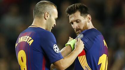 De capitán a capitán: Iniesta le cede la cinta a Messi