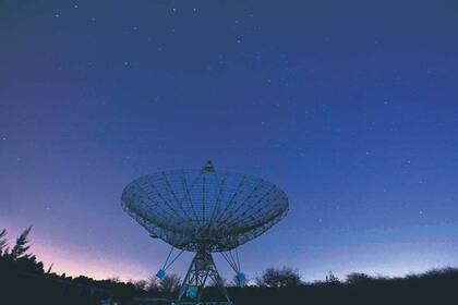 De cara al misterioso cielo. Una de las enormes antenas parabólicas en medio del parque Pereyra Iraola