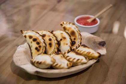 De carne de nalga y papas cortadas en cubitos, se cocinan por cuatro minutos exactos en horno fuerte y se sirven con salsa picante.