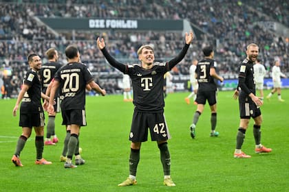 De categoría 2008, el entrenador belga Vincent Kompany confía en él y empieza a darle oportunidades