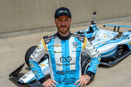 De celeste y blanco, Canapino viste un buzo antiflama que tiene publicidad estatal: "Visit Argentina", invita el Ministerio de Turismo y Deportes.