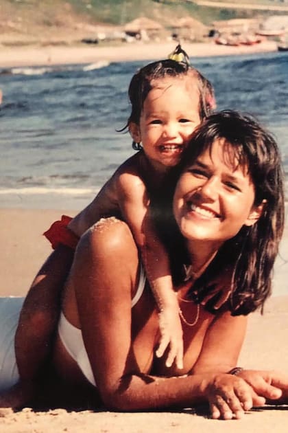 De chica en la playa con su mamá, Mariana Virasoro, esteticista