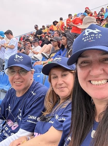 De chica veía las carreras con su padre, y la nueva fiebre por el automovilismo la llevó a armar grupos para viajar y ver a Franco