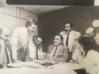 De civil, con Juan Carlos Mesa, entre otros, en la década del 80