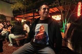 De cócteles de tequila a shows drag, fans de Taylor Swift celebran “The Life of a Showgirl”