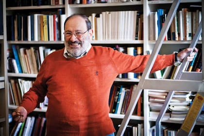 De colección. Eco, en el lugar donde se siente más feliz, en su estudio, rodeado de libros. Allí tiene unos 30.000, algunos incunables