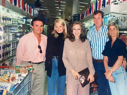De compras: Alfredo Etchegaray junto a la modelo Raquel Satragno y su hermana Pinky