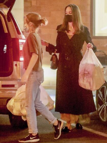 De compras. Angelina Jolie, preparándose para la cena de Acción de Gracias a la salida de un supermercado con su hija Vivienne