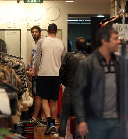 De compras en un local de camperas de cuero