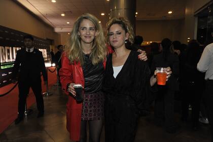 ¡De copas! Leonora Balcarce y Romina Ricci brindaron por el nuevo logro de su colega