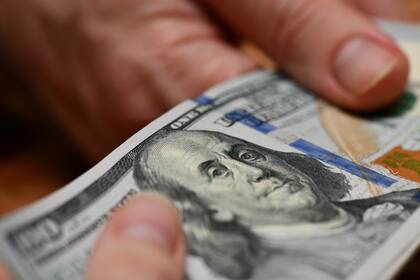 ¿De cuánto es la brecha entre el dólar oficial y el blue?