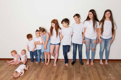 De derecha a izquierda: Crizman (15), Jordania, (14), Caleb (13), Jace (12), Cadencia (10), Jesalyn (8), Silas (5), Christopher Jr. (3) y los trillizos de 1 año, Oliver, Asher y Abel.