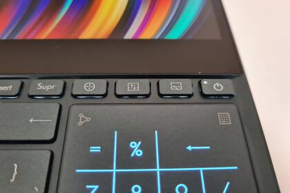 De derecha a izquierda, el botón de encendido y los accesos directos para deshabilitar la pantalla secundaria, intercambiar las ventanas entre ambos espacios y para activar o desactivar los ventiladores de refrigeración