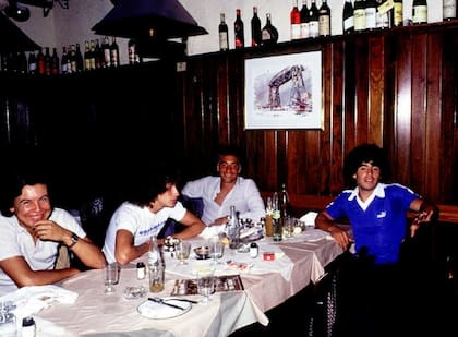 De derecha a izquierda: el periodista Guillermo Blanco, el futbolista Carlos Randazzo, el representante Guillermo Coppola y Diego Maradona, durante el almuerzo en la cantina El Viejo Puente, del barrio de La Boca. (Gentileza @MaradonaPics)