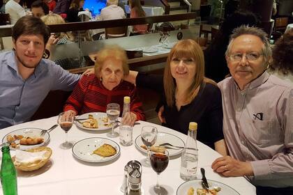 De derecha a izquierda: Rodolfo, su mujer, su suegra y su hijo Flavio.