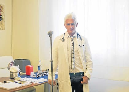 Bañares en uno de sus consultorios