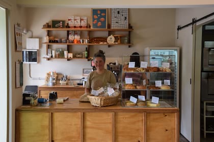 De día, panadería artesanal y cafetería; de noche, pizzería