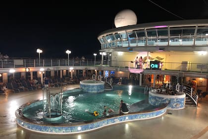 De día y de noche, la cubierta del Caribbean Princess es punto de encuentro