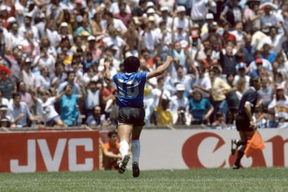 El 22 de junio de 1986, Maradona festeja el gol conseguido con un puñetazo a la pelota frente a Inglaterra.