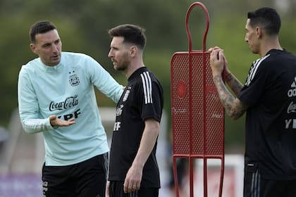 De director técnico a capitán: Lionel Scaloni habla con Lionel Messi antes de una de las mejores producciones del ciclo, el 3-0 a Uruguay por la eliminatoria para Qatar 2022; junto a ellos, Ángel Di María.