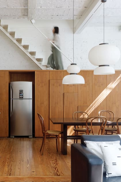 De diseño minimalista, el mueble ofrece un valioso espacio de guardado para vajilla y elementos de la cocina.