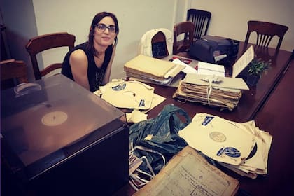 De Elía, un tocadisco, y algunos de los discos de pasta con las grabaciones de declaraciones tras la muerte de Juan Duarte