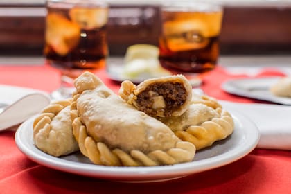 De entrada, las empanadas fritas de carne son icónicas