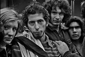 De escenas como ésta -su célebre foto Los muchachos peronistas, que ilustrará la tapa del libro, Facio registró apenas una toma, como se puede comprobar en los contactos que permanecieron guardados durante más de cuatro décadas.