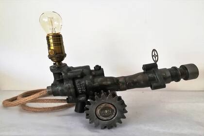 De escritorio. Lampara que representa un cañón hecha con elementos de un Mercedes-Benz de 1969