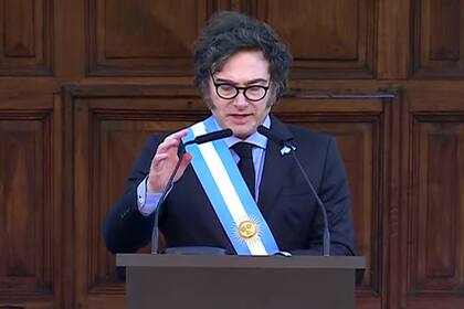 De espaldas al Cabildo y luego de entonar el himno nacional frente a los presentes concentrados en la Plaza San Martín, el presidente Javier Milei comenzó su discurso en el marco del acto por la celebración patria