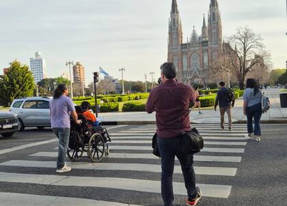 De espaldas, el fotógrafo de LA NACION Santiago Filipuzzi en La Plata, durante la producción de la nota de Juan Cobeñas
