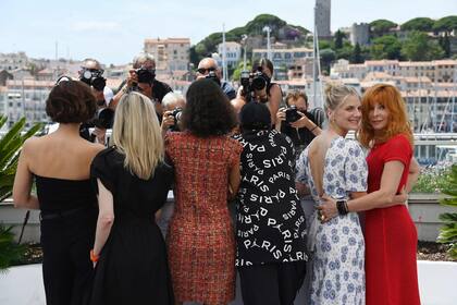 De espaldas, Spike Lee posa con las mujeres del jurado oficial de Cannes: Mylene Farmer, Mélanie Laurent, Mati Diop, Jessica Hausner y Maggie Gyllenhaal. 