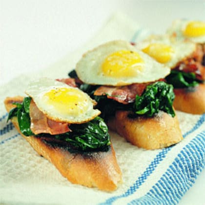 De espinaca, panceta y huevos de codorniz en pan de baguette