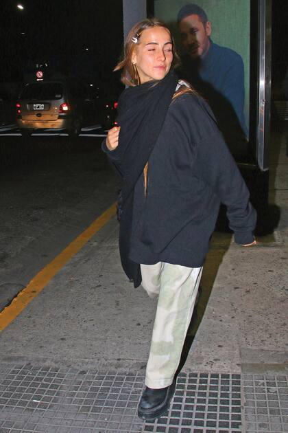 De estilo casual y con prendas oversized, Ámbar salió sola para despistar a los fotógrafos.