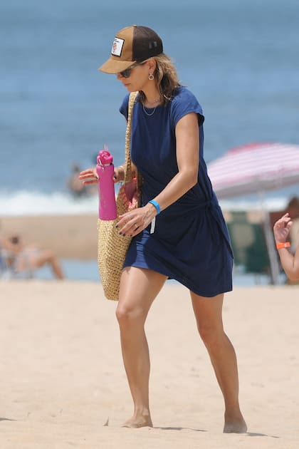 De estilo navy, con vestido azul y bolso playero.