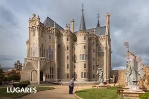 De estilo neogótico, el Palacio Episcopal lleva la firma de Gaudí, aunque fue terminado por otro arquitecto.