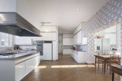 De estilo retro, la cocina de Beaumont incluye un comedor diario. La villa, además, cuenta con otras dos cocinas más pequeñas, una cava y terrenos de olivares.