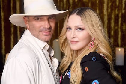 De estreno. Faena; su mujer, Ximena Caminos, y su socio, Len Blavatnik (camisa celeste), participan de la inauguración del centro de artes Faena Forum, en el marco del Art Basel de Miami