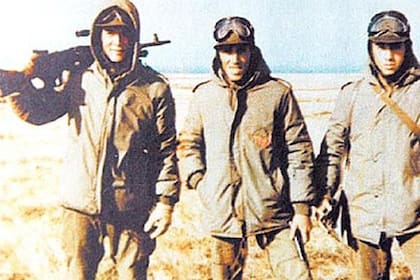 De Felippe (a la izquierda), junto a dos compañeros, en Malvinas